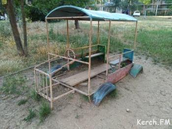 Страна контрастов: рядом с Комсомольским парком в керченском дворе сломаны все качели