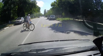 Новости » Криминал и ЧП: Велосипедист не заметил, а водителю проблема: видео аварии в Керчи