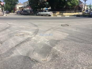 Новости » Общество: В Керчи сильно просела дорога на Пирогова