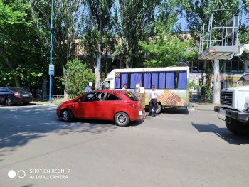 Новости » Общество: В районе «Дружбы» дорогу не поделили маршрутка и легковушка