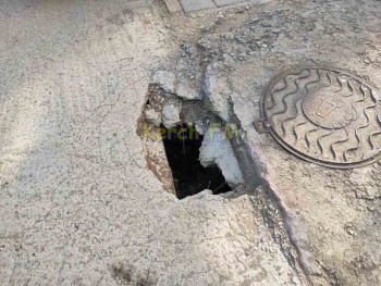 В Керчи на Майском переулке дорога проваливается в канализационную шахту