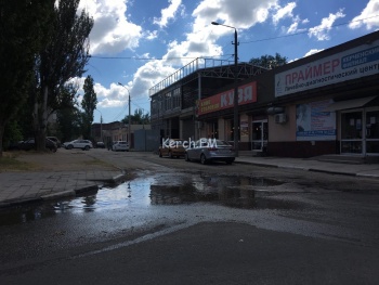 В Керчи на Шлагбаумской произошел порыв водовода