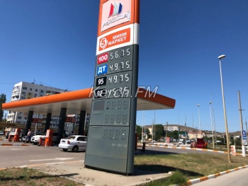 Снижение цены бензина на рубль пообещал с сегодняшнего дня в Крыму Аксенов