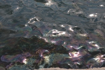 Вода на Набережной Керчи покрыта маслянистой пленкой