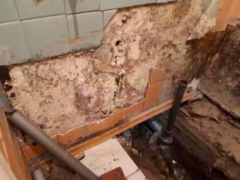 Конфликт между жильцами и УК: Больше недели в доме керчан нет канализации