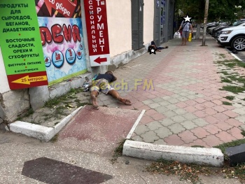 Новости » Общество: Бесчеловечно или брезгливо: в центре Керчи несколько часов на тротуаре лежали два парня