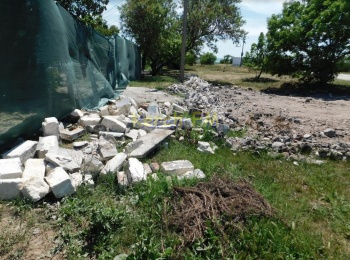 Керчане возмущены поведением соседа, который высыпал строительный мусор за забор