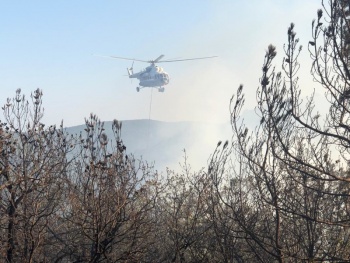 Крупный лесной пожар под Судаком тушили с помощью вертолета