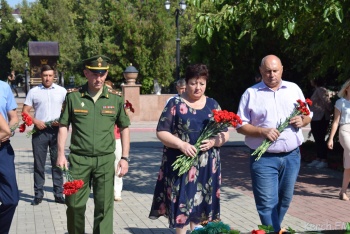 Новости » Криминал и ЧП: В Керчи возложили цветы к Вечному огню