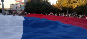 В центре Керчи развернули огромный флаг России