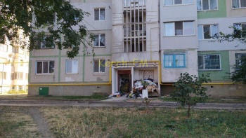 Жители керченской многоэтажки забыли, когда у них вывозили мусор