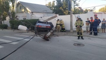 Вчера в Крыму одна машина врезалась в столб, другая в дерево