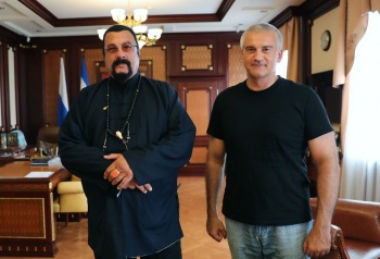 Аксенов и Сигал встретились в кабинете главы Крыма