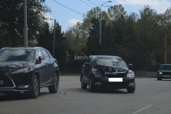 Новости » Криминал и ЧП: В Керчи столкнулись «Škoda» и «Lexus»