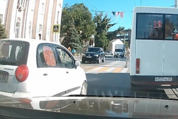 «Город должен знать героев» - керчане прислали видео нарушителей на дорогах