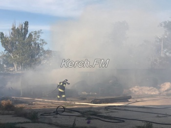 В Керчи горели шпалы, столб дыма был виден с нескольких районов (видео)