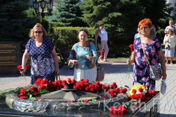 Новости » Общество: В сквере Мира возложили цветы