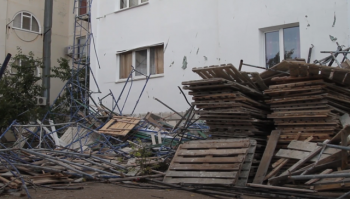 В Севастополе рабочего завалило строительными лесами