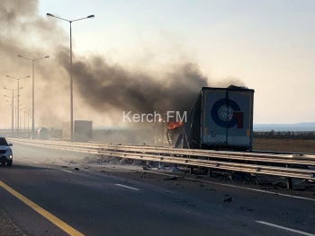 На автоподходах к Крымскому мосту сгорела фура (видео)