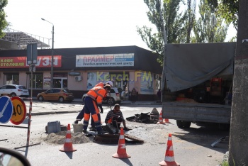 На Шлагбаумской в Керчи сняли часть асфальта на дороге