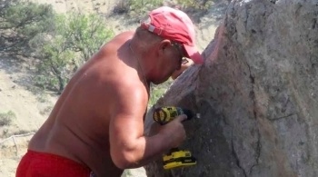 Мужчина решил назвать скалу в Крыму в честь себя и повредил ее