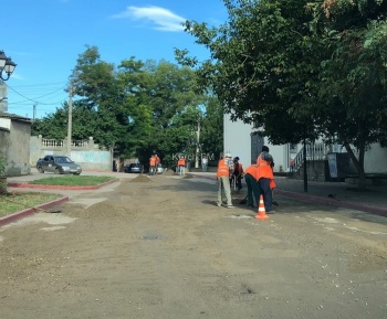 На Театральной убирают землю, которую намыло сильным дождем