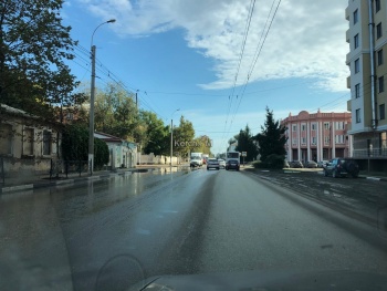 На ул. Свердлова второй день по дороге течет чистая вода
