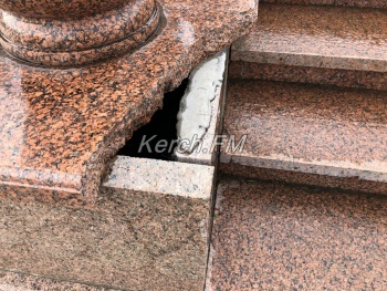 Лучше не стало: лестницу в центре Керчи никто не спешит ремонтировать
