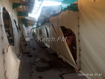 На центральном рынке в Керчи порезали торговые палатки
