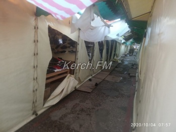 Полиция задержала двоих, которые повредили 63 палатки на центральном рынке в Керчи