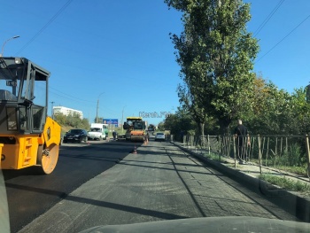 Новости » Общество: В Керчи начали укладывать асфальт на АТП