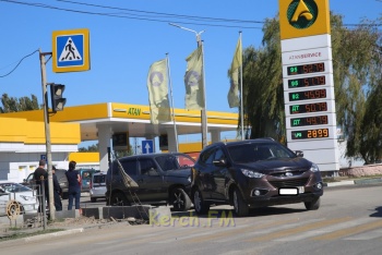 Новости » Криминал и ЧП: Третье ДТП на Горького в Керчи за утро: авария на перекрестке Шевякова-Горького