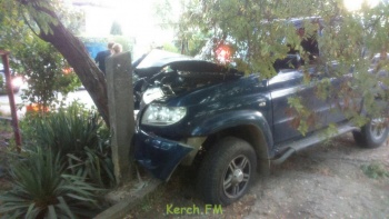 В Керчи водитель кроссовера не справился с управлением и влетел в дерево