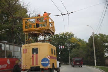 На улицах Керчи над дорогой снимают флажки