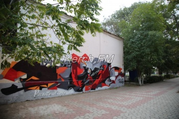 На «Музее» в Керчи появилось новое граффити