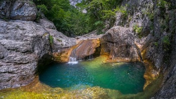 В Большом каньоне Крыма спасли туристку