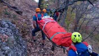 Двое туристов сорвались со скалы в Крыму
