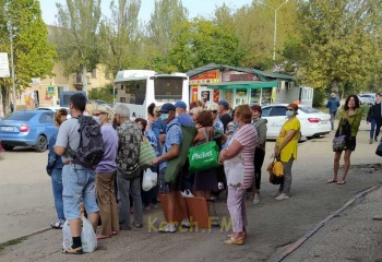 Пока администрация вешает таблички и возлагает цветы, керчане часами ждут автобуса