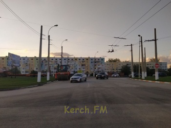 В районе АЗС Формула по Ворошилова в Керчи продолжили ремонт дороги
