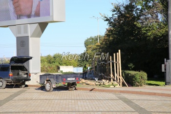 На площади Ленина в Керчи устанавливают ограждения