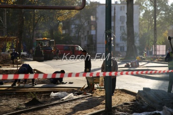 В Керчи асфальтируют дорогу во дворе по ул. Победы