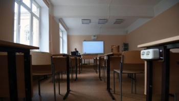 Две школы и 86 классов в Крыму перевели на «дистанционку»
