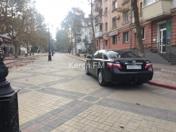 Керчане недовольны парковкой автомобилей на улице Ленина