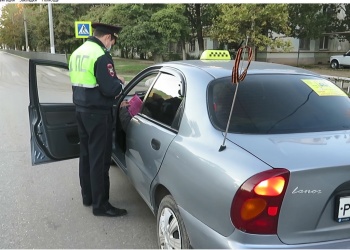 Керченские полицейские проверяют таксистов  (видео)