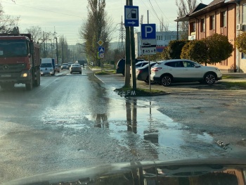 Новости » Общество: На Мирошника в Керчи произошел порыв водовода