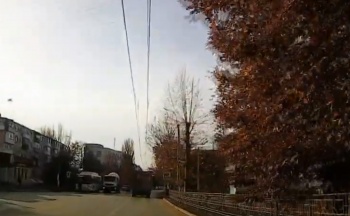 В Керчи грузовик чуть не сбил женщину на переходе (видеорегистратор)