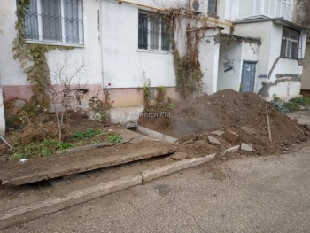 Новости » Общество: У керченской многоэтажки разрыли трубы отопления и бросили