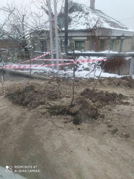 Новости » Общество: Под отремонтированным асфальтом на ул. Главной произошёл порыв водовода