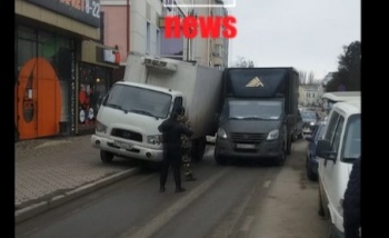 Новости » Криминал и ЧП: Необычное ДТП: на Советской грузовики зацепились кузовами