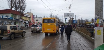 Новости » Общество: В Керчи водитель автобуса остановился дальше, чтобы не взять старушку с палочкой